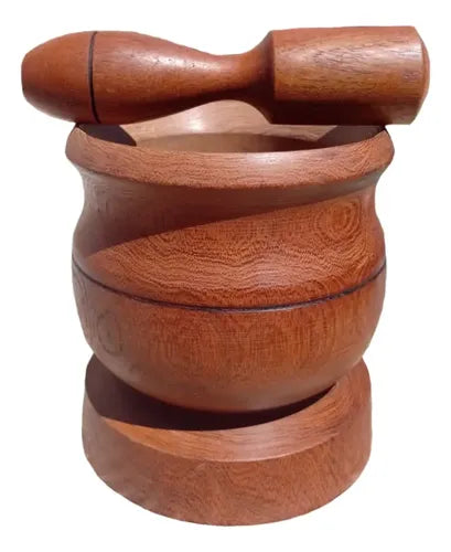 Mortero de madera mediano con pilón